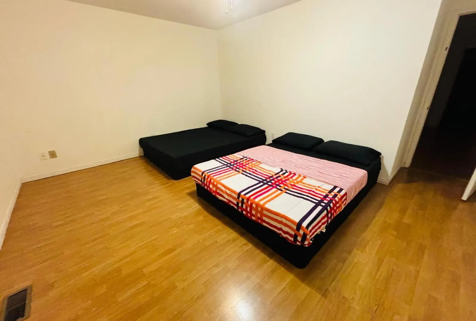منزل للإقامة M-1 Walking Distance To Square One Mall With Attached Washroom- For 6 People ميسيسوجا