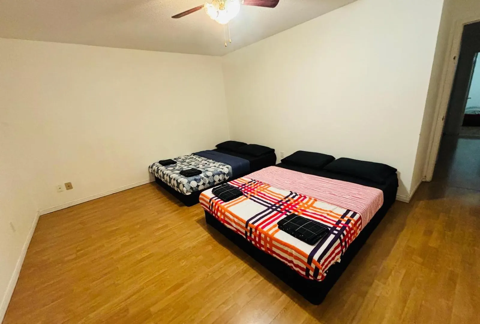 M-1 Walking Distance To Square One Mall With Attached Washroom- For 6 People ميسيسوجا كندا